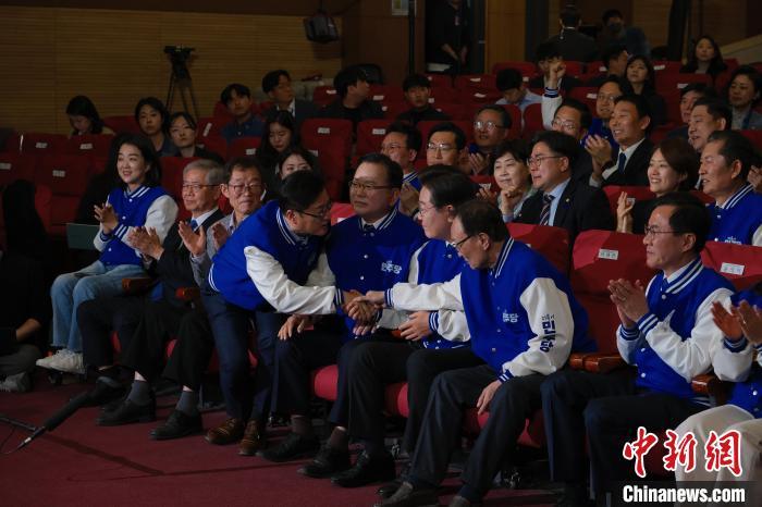 丹麦女足勇夺桂冠,喜获压倒性胜利(丹麦女足勇夺桂冠,喜获压倒性胜利的球员) 丹麦女足勇夺桂冠,喜获压倒性胜利(丹麦女足勇夺桂冠,喜获压倒性胜利的球员)
