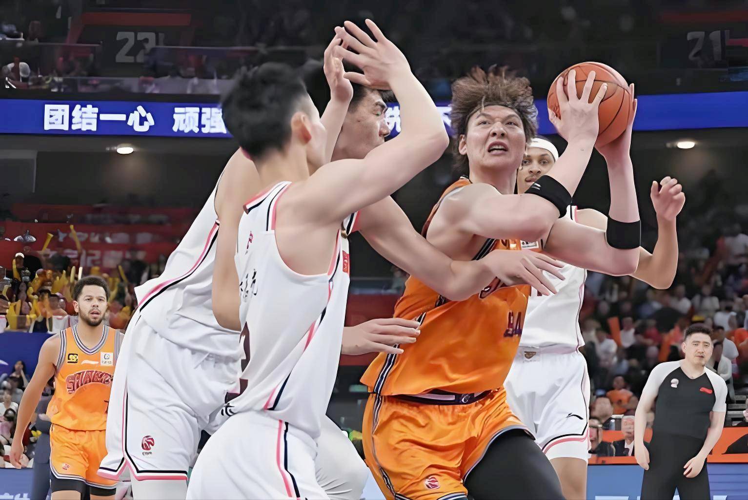 CBA联赛强队对决,谁能笑到最后 CBA联赛强队对决,谁能笑到最后