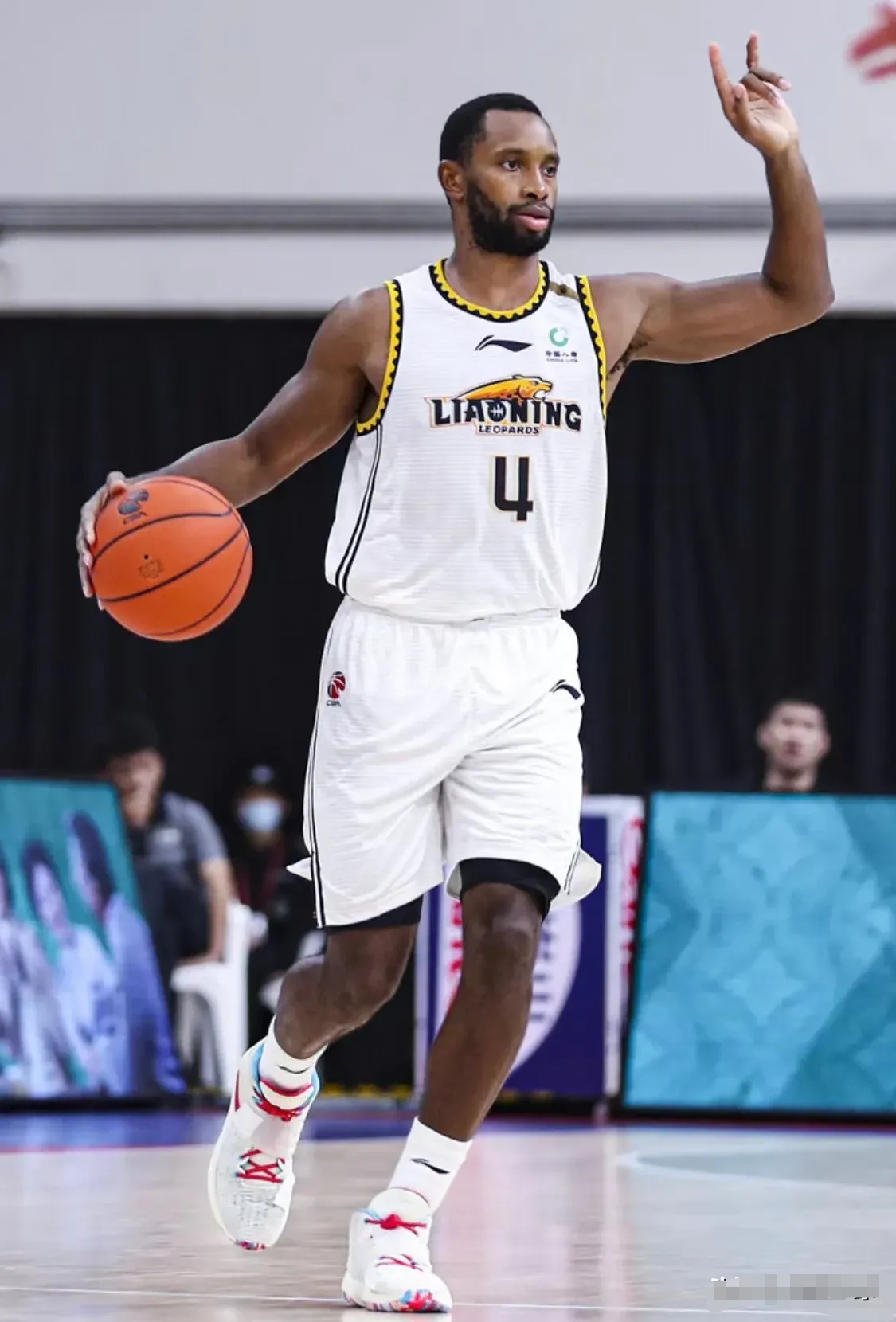 步行者球员赵继伟发挥出色,成为战术核心 步行者球员赵继伟发挥出色,成为战术核心