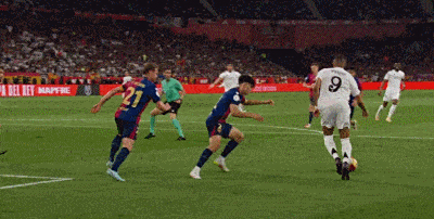 精彩的足球对决吸引众多球迷关注 精彩的足球对决吸引众多球迷关注