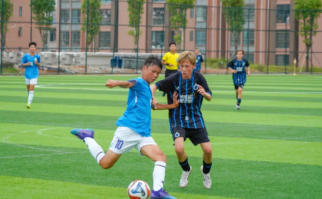 竞赛进入白热化阶段球迷疯狂呐喊 竞赛进入白热化阶段球迷疯狂呐喊