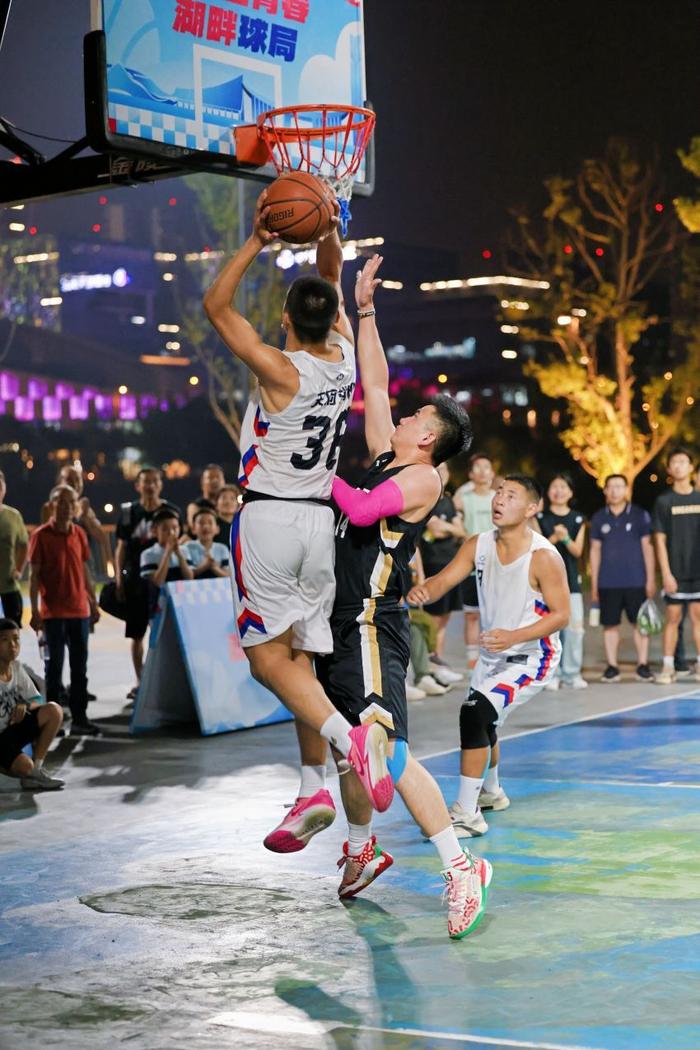 篮球场上上演了一幕激动人心的比赛 篮球场上上演了一幕激动人心的比赛