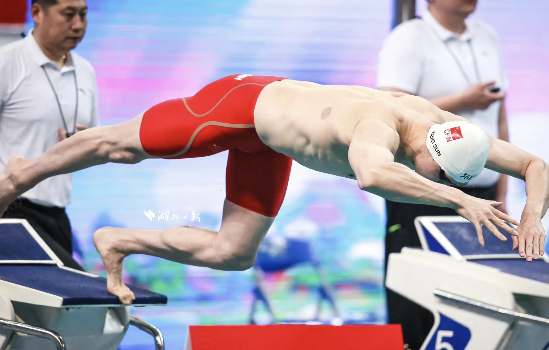 墨西哥游泳健将速度惊人,勇夺男子自由泳冠军 墨西哥游泳健将速度惊人,勇夺男子自由泳冠军